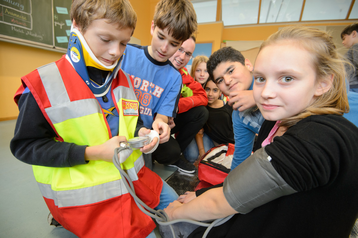 Eine ganze Schule lernt Erste Hilfe Eine ganze Schule lernt Erste Hilfe